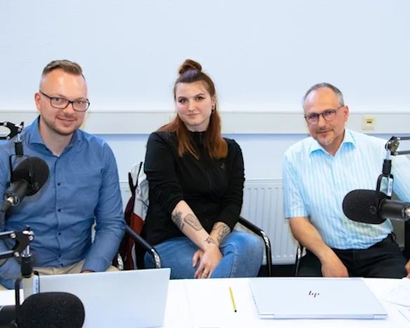 Tobias Engelberg, Julia Gabriel and Matthias Kreuter bei einer Podcast-Aufnahme mit Mikrofonen