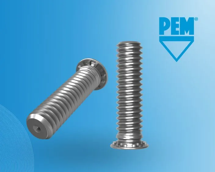 Zwei PEM IFH Einpressbefestiger mit flachem Kopf aus verschiedenen Perspektiven vor hellblauem Hintergrund mit PEM-Logo.