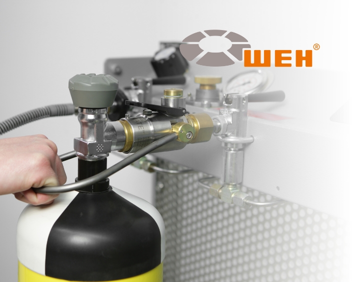 Gasflasche mit angeschlossenem WEH-Adaptersystem bei der Wartung, mit sichtbarer Hand und Bedienelement