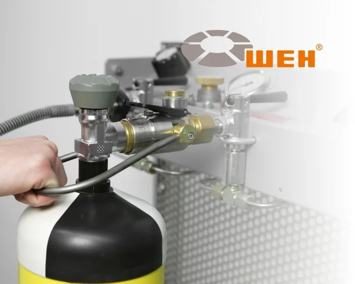 Gasflasche mit angeschlossenem WEH-Adaptersystem bei der Wartung, mit sichtbarer Hand und Bedienelement