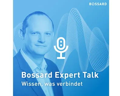 Daniel Schäfer vor blauem Hintergrund mit Mikrofon-Symbol – offizielles Podcast-Visual von Bossard.