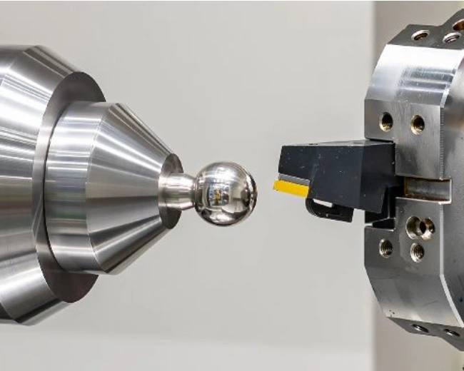 CNC drejning af kugle i metal