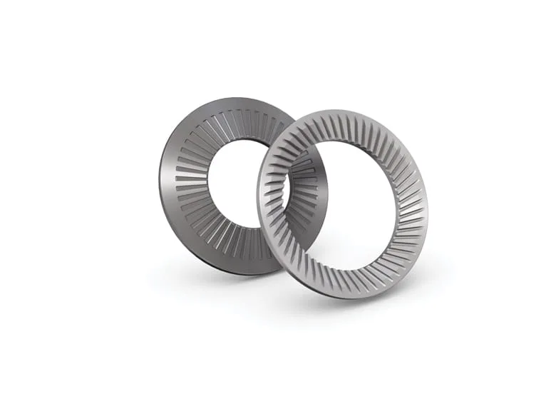 Zwei gerippte Metallscheiben auf weißem Hintergrund