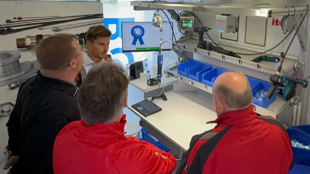 Raphael præstenterer systemerne i smart factory van