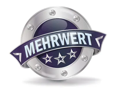 Symbol für Mehrwert: Metallschild mit „Mehrwert“-Schriftzug und drei Sternen