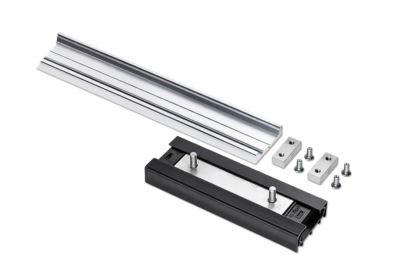 Kit de herrajes de montaje para riel metálico con riel de aluminio plateado, soporte de montaje negro, bloques metálicos y tornillos sobre fondo blanco.
