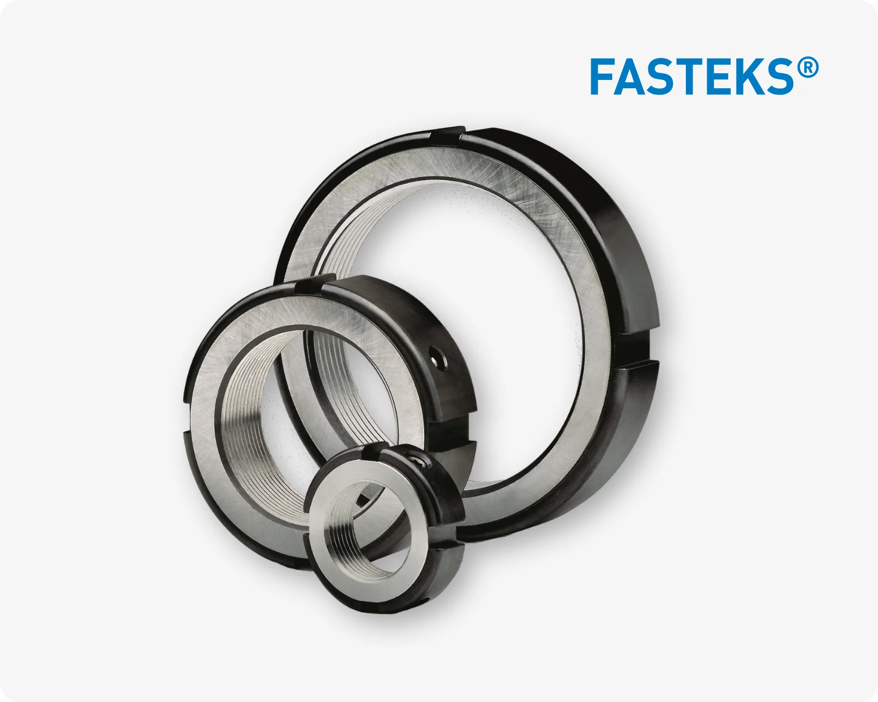 Trois écrous de précision FASTEKS Precisko de tailles différentes sur fond gris clair.