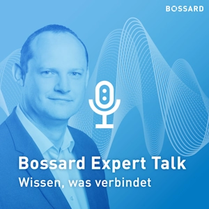 Porträt von Daniel Schäfer vor einem blauen Hintergrund mit Klangwellen und Mikrofon-Symbol