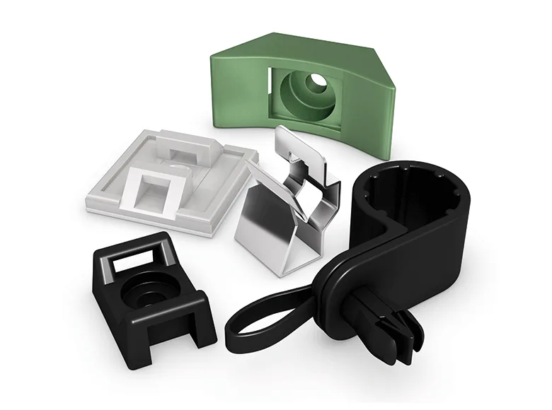 Fünf verschiedene Kabelmontagelösungen auf weißem Hintergrund.