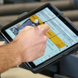 Nahaufnahme einer Hand mit Stift auf einer digitalen Tablet-Oberfläche
