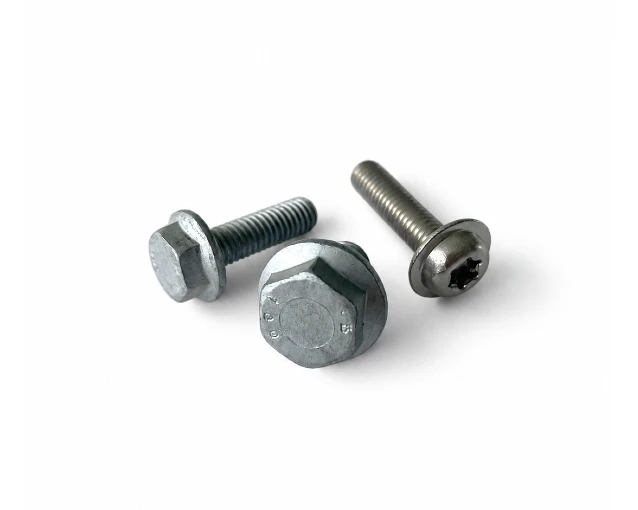 3 flangebolte på hvid baggrund