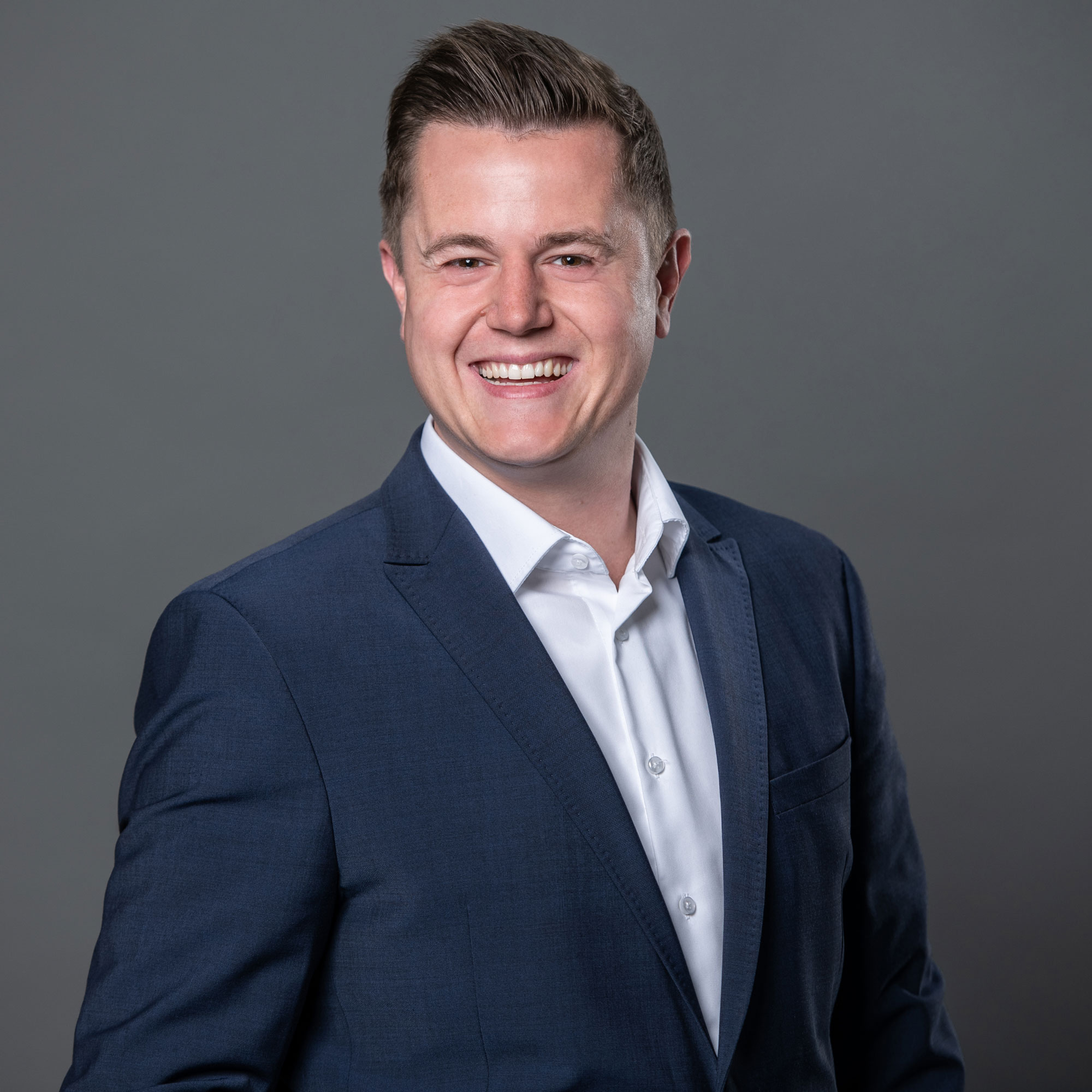 Portrait von Kevin Klein, mit kurzen blonden Haaren und freundlichem Lächeln