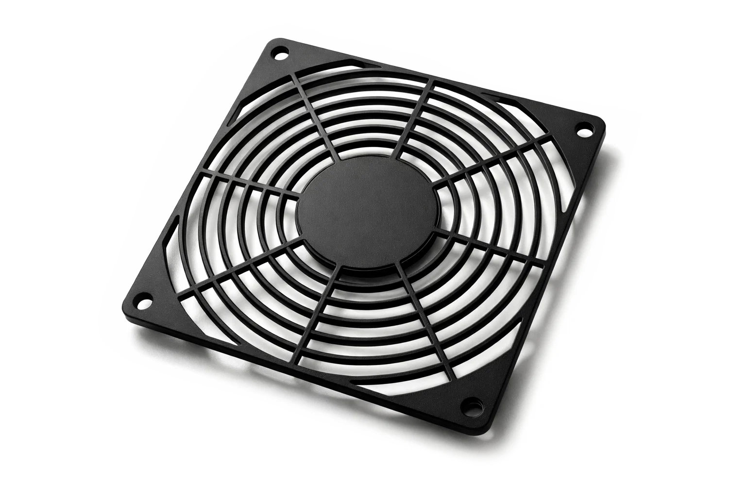 Rejilla protectora negra de metal para ventilador de ordenador con patrón de alambre circular concéntrico y cuatro orificios de montaje en las esquinas sobre fondo blanco