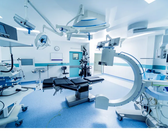 Moderner Operationssaal mit medizinischer Ausrüstung und OP-Tisch.