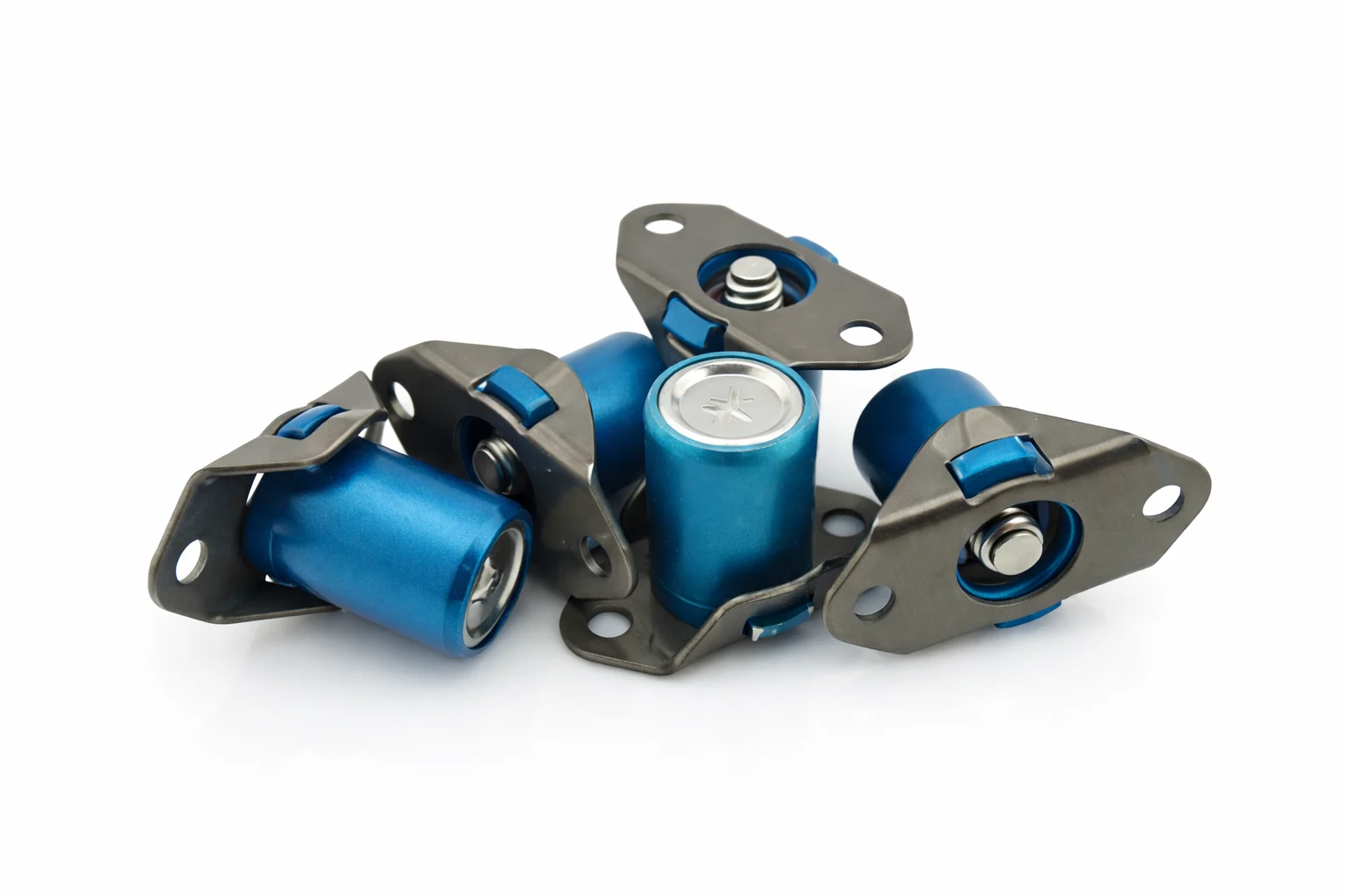 Blaue und graue Teile mit anodischer Behandlung auf weissem Hintergrund