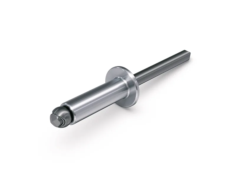 Ein silberfarbener Blindniet auf weißem Hintergrund