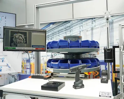 SmartTower mit digitalem Kommissioniersystem und Scannerlösung an einem modernen Montagearbeitsplatz.