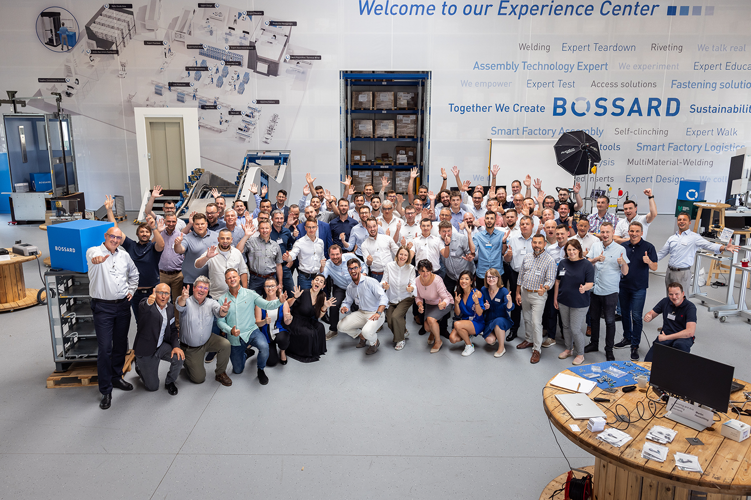 A Bossard csapat tagjai az Experience Centerben.