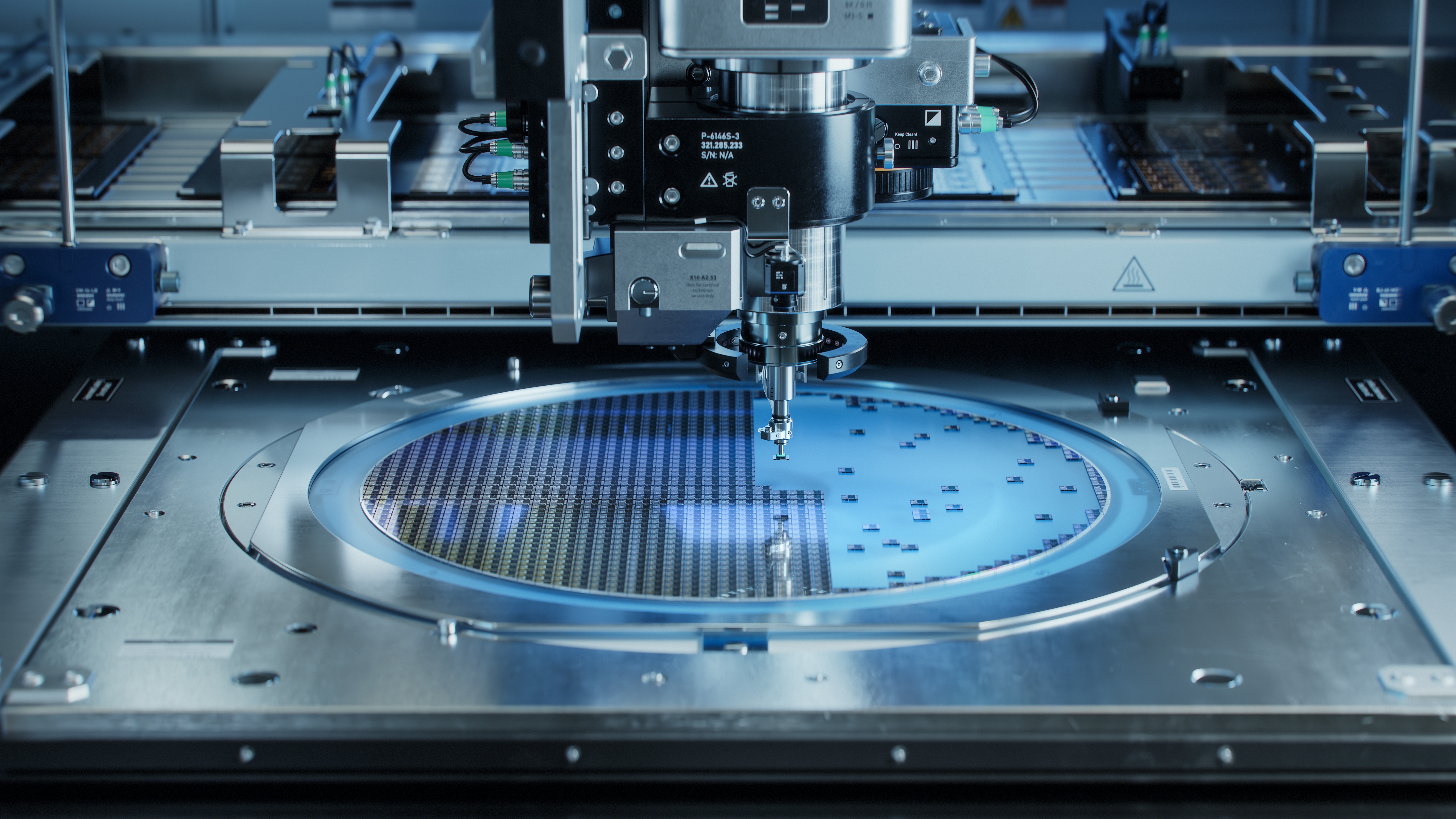 Các tấm silicon đang được chiết xuất bởi máy bán dẫn wafer.