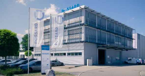 Bossard Deutschland Standort in Illerrieden mit Firmengebäude und Flaggen