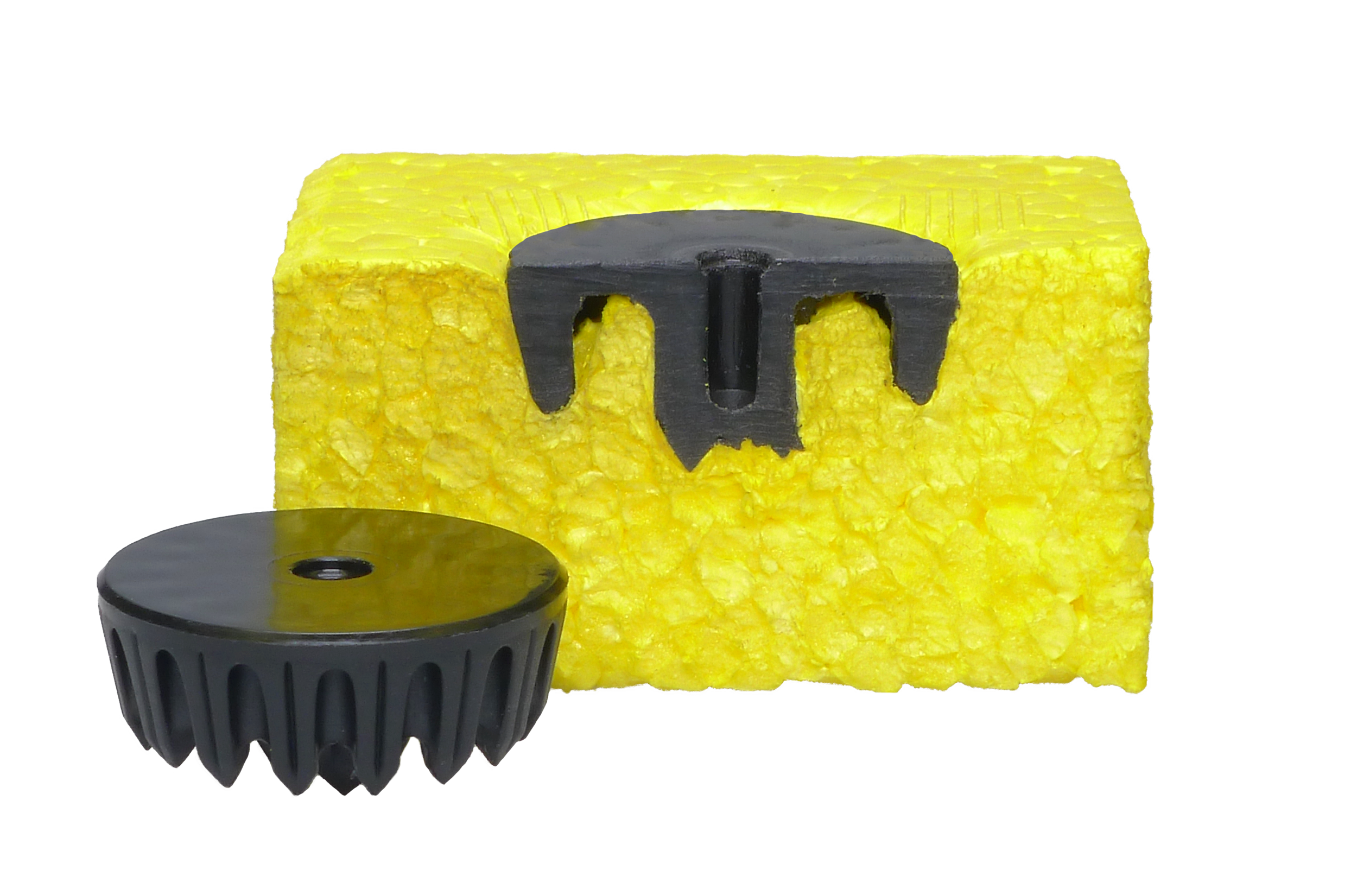 Ein MultiMaterial-Welding LiteWWeight zEPP fastener vor einem Ausschnitt eines installierten fasteners in gelbem Styropor.