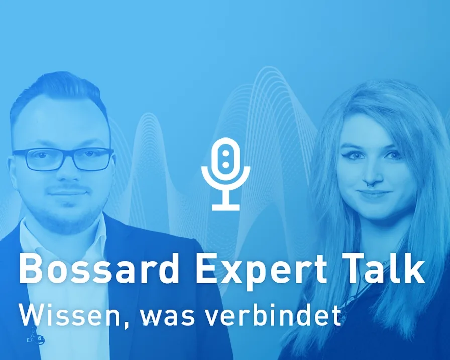 Tobias Engelberg und Julia Schühle vor Hintergrund mit blauen Klangwellen und Claim Wissen, was verbindet. 