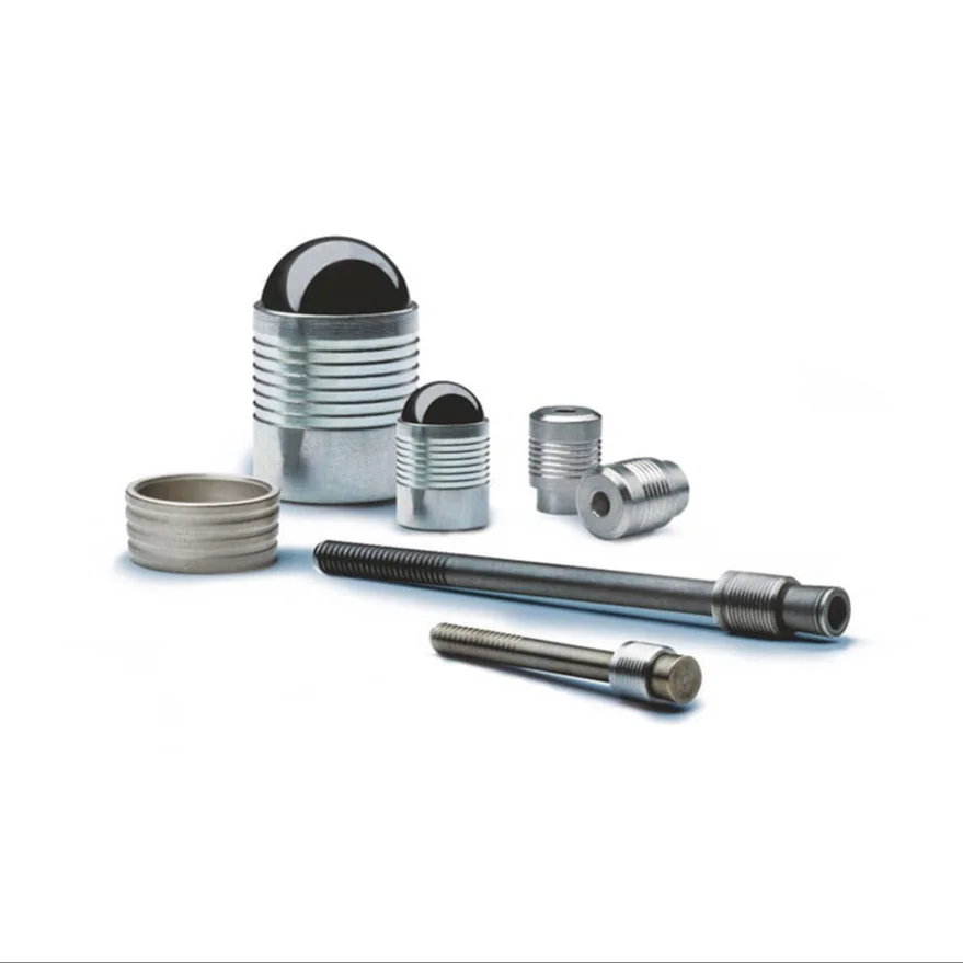 Componenti metallici assortiti, inclusi aste filettate e parti cilindriche con cime nere su sfondo bianco.