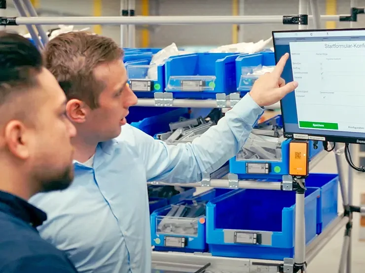 To mænd peger på skærmen mod de viste ELAM Solutions