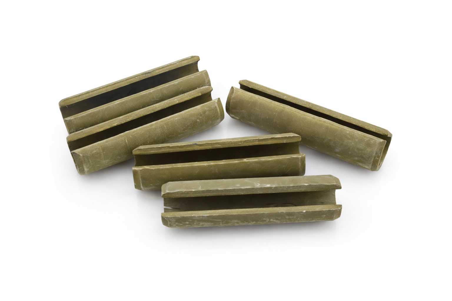 Pièces avec placage autocatalytique sur fond blanc