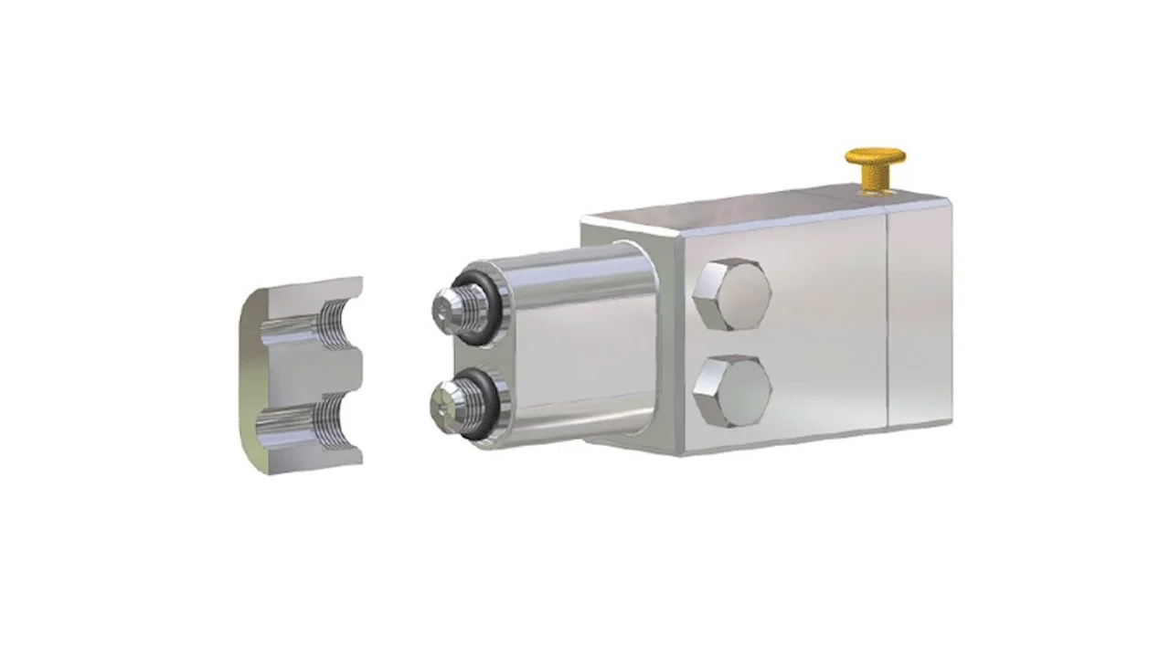 Silberner WEH Adapter in rechteckiger Form mit zwei vorderen Anschlussgewinden auf weißem Hintergrund.