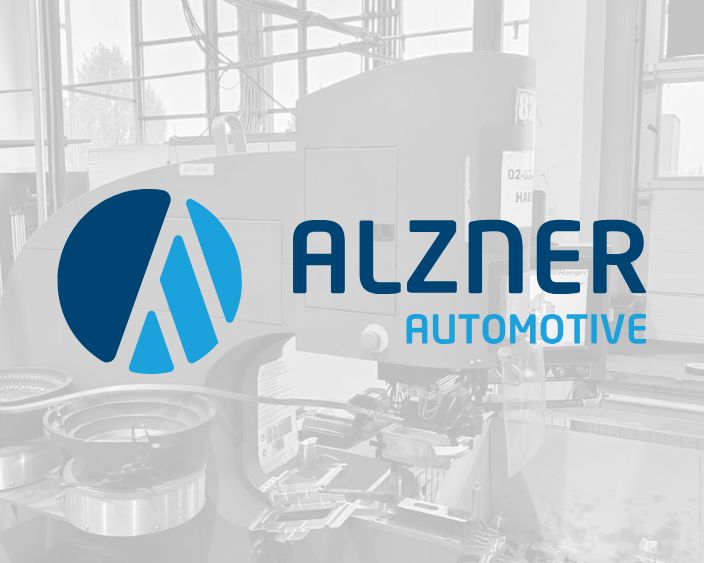 Alzner Automotive Logo in Blau auf halbtransparentem Hintergrund mit einer Haeger® Einpressmaschine im Produktionsumfeld.