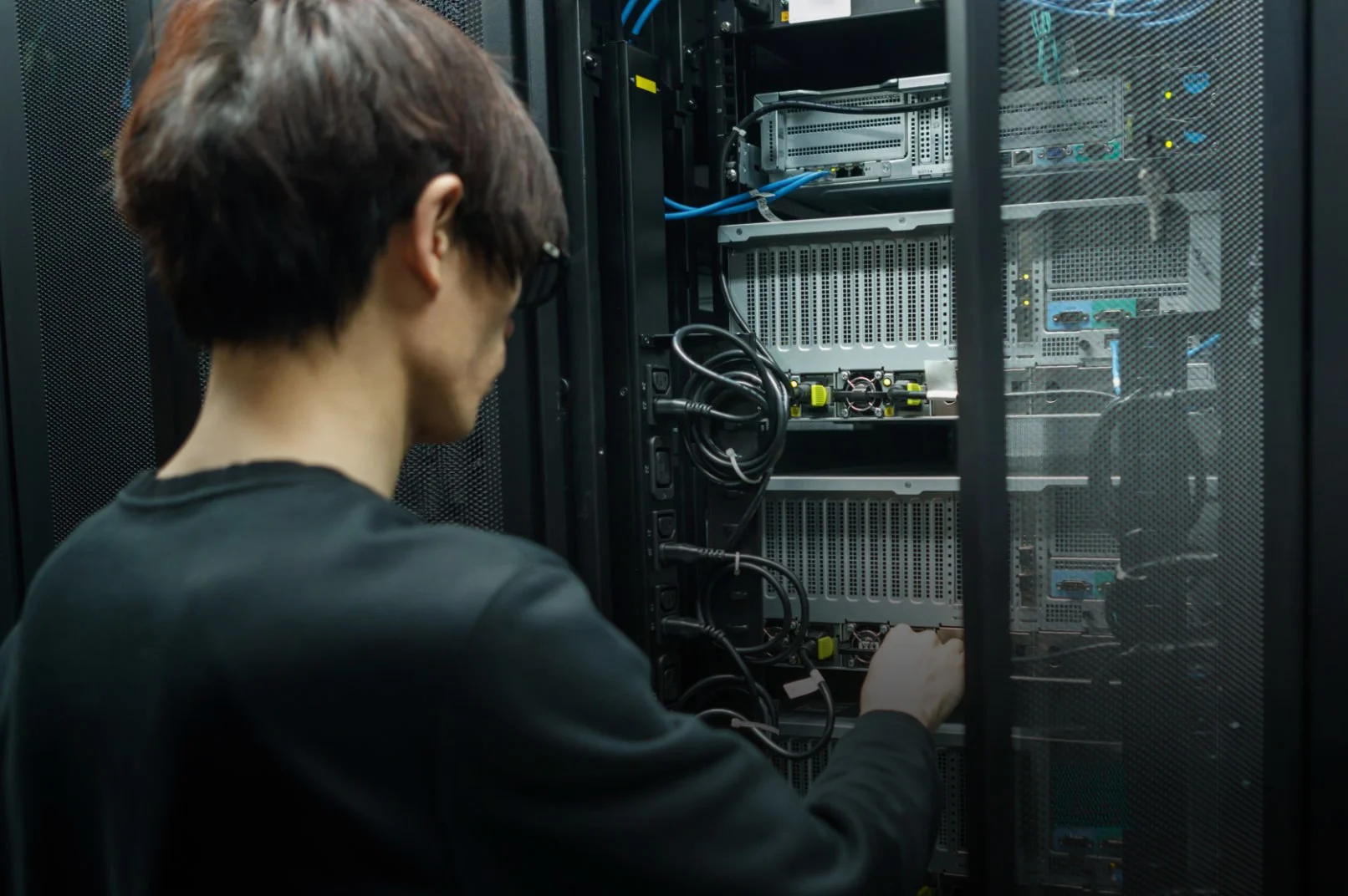 Ein Mann, der mit einem Hochleistungs-Rechenzentrumscomputer arbeitet