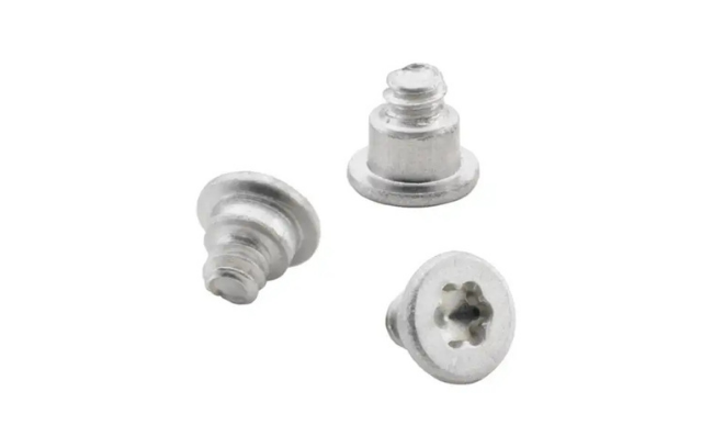 Trzy elementy złączne TS4™ microPEM® TackScrew™ na białym tle