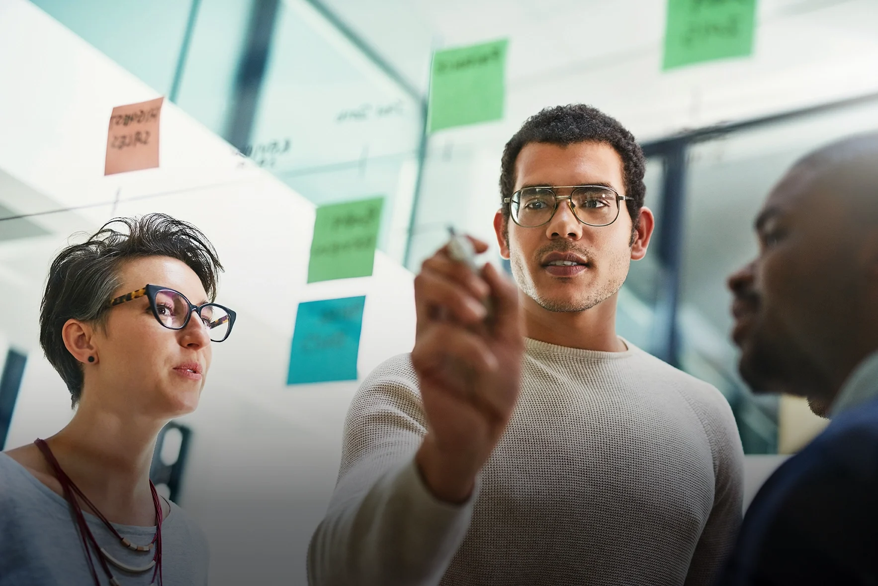 Mensen in een werkplaats