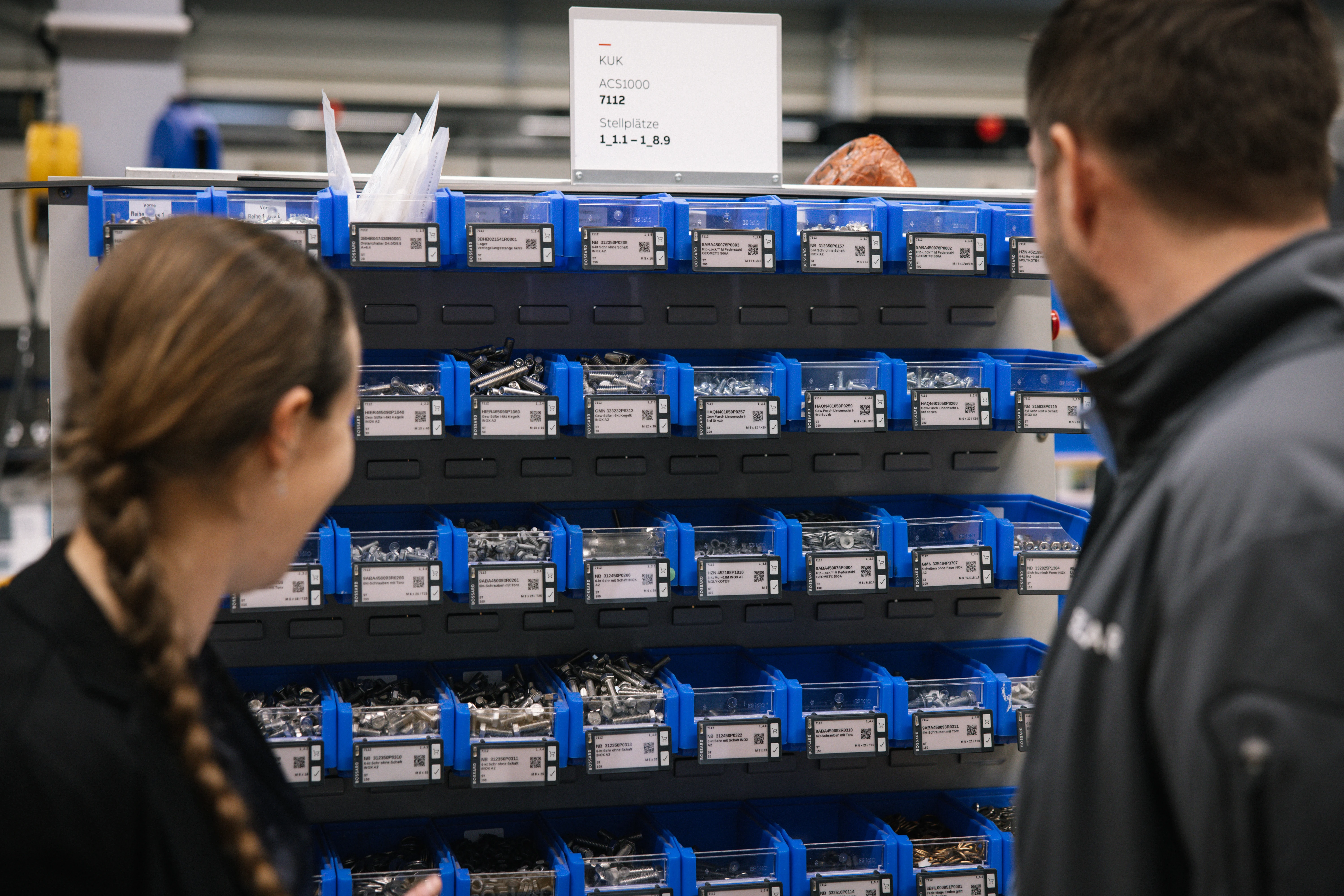 SmartLabel Cloud se utiliza en una estantería en el área de producción