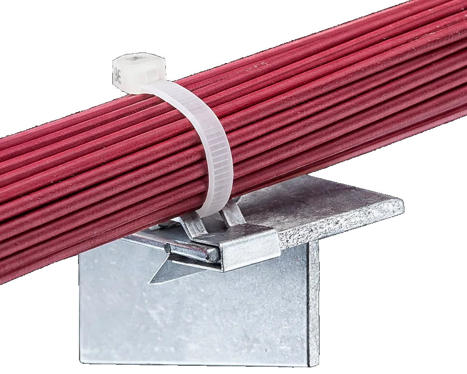 Conjunto de cables rojos asegurados con brida de plástico transparente en soporte de montaje metálico sobre fondo blanco.