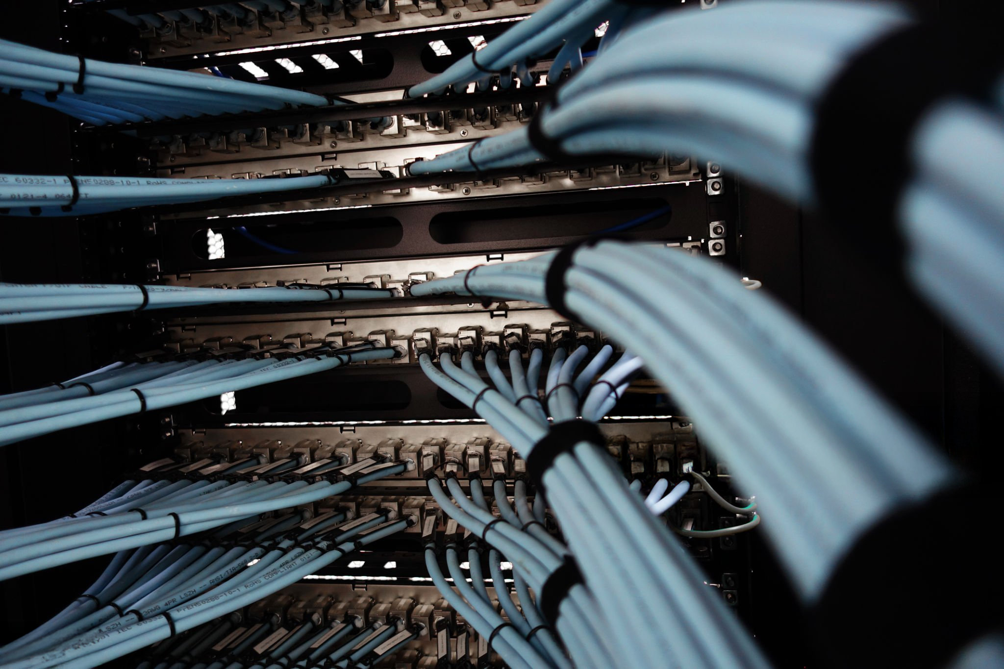 Una fila de servidores de centro de datos con cables ethernet, primer plano