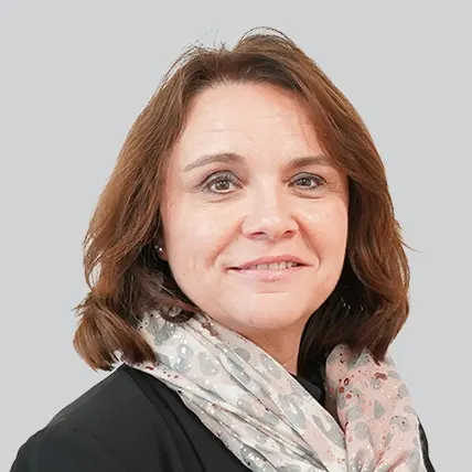 Portrait einer Frau mit kurzen braunen Haaren und braunen Augen