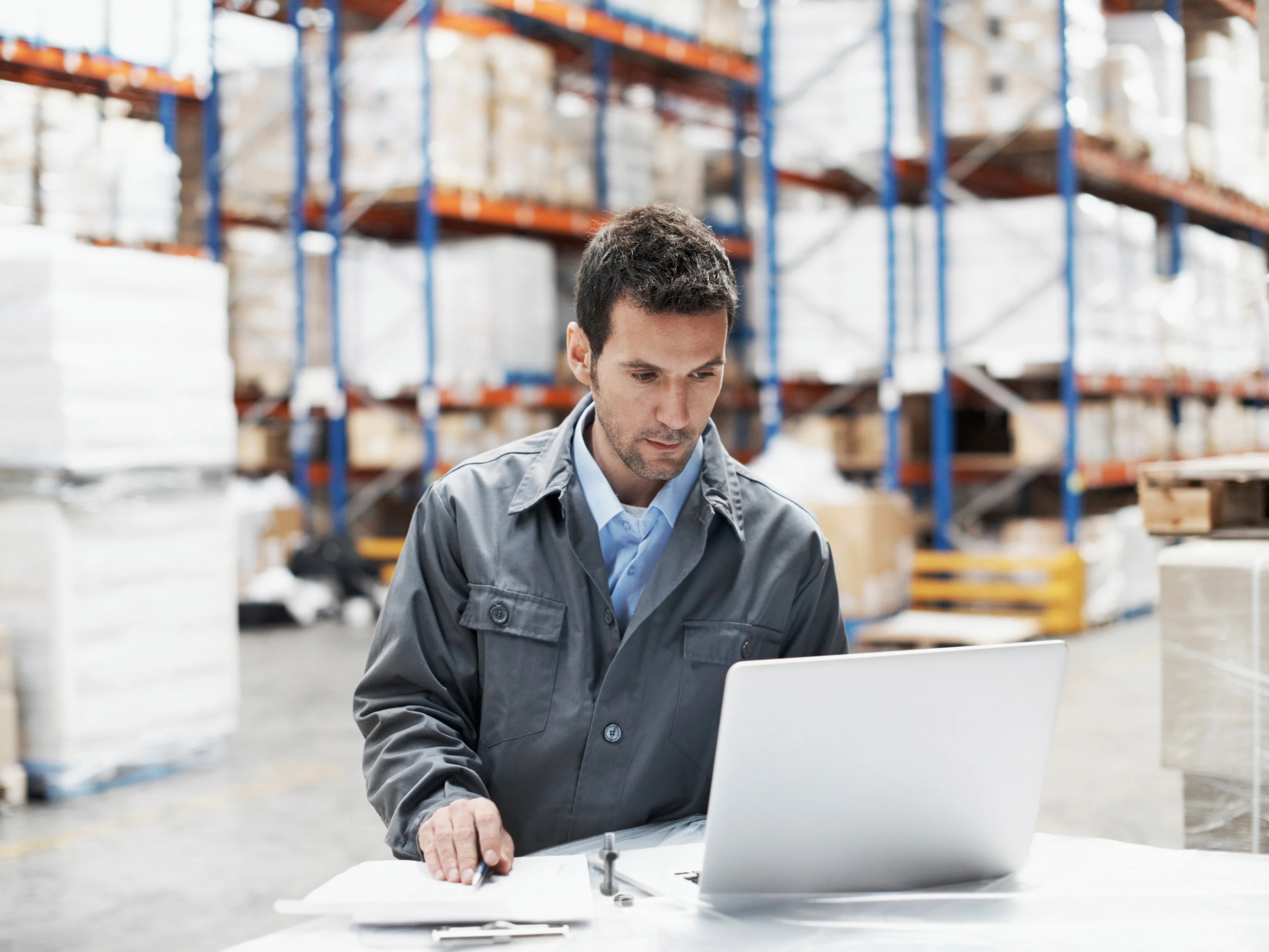 Hombre en un almacén inteligente