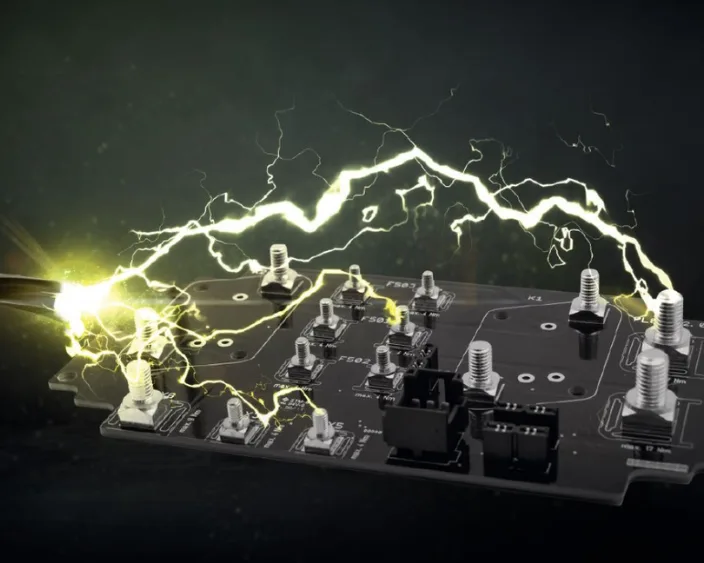 Elektronikplatine mit Power-Elementen und Blitz-Effekten.