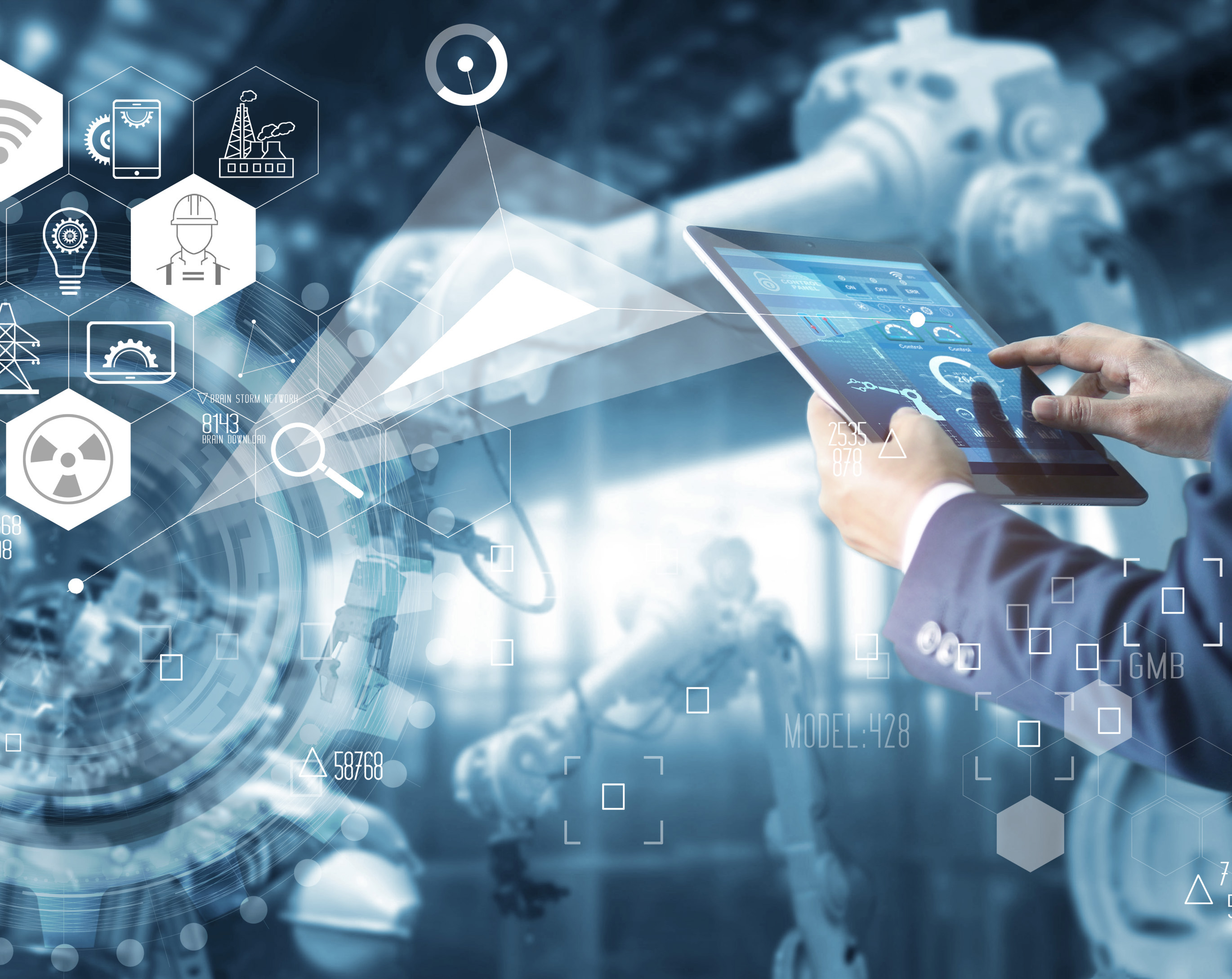 Ein abstraktes Bild eines Tablets, das von einer Person bedient wird, um zu zeigen, dass neue Technologien zur Verbesserung von Produktionsprozessen und Effizienz eingesetzt werden können.