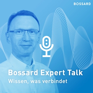 Porträt von Bela Sabo vor einem blauen Hintergrund mit Klangwellen und Mikrofon-Symbol.