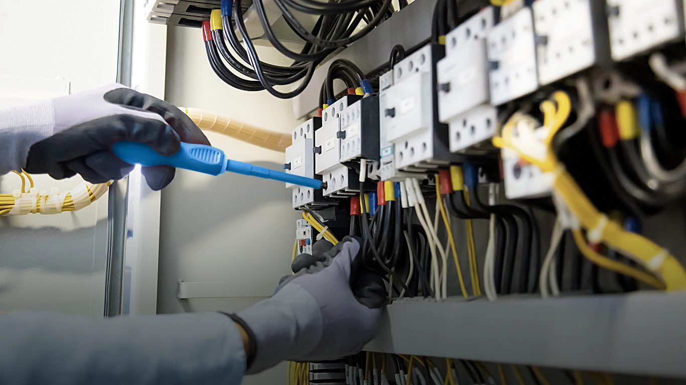 Ingenieur überprüft den Elektrokasten, um sicherzustellen, dass alles läuft.