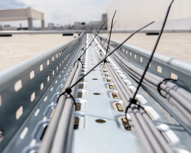 kabelstrips til udendoers brug i kabelbakke