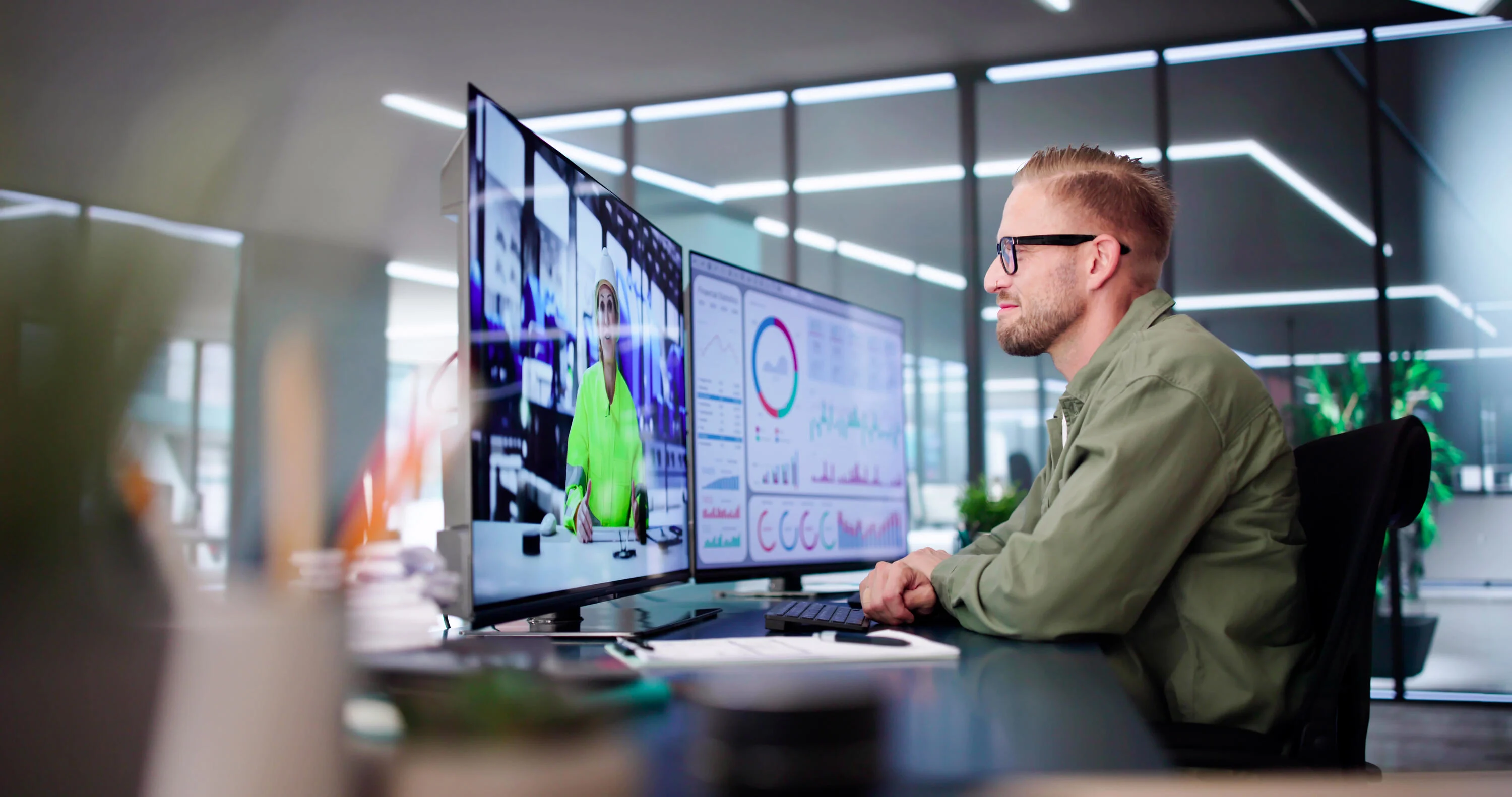 Mann in virtueller Videokonferenz