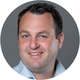 Portraitbild von Bossard Experte Simon Mahle im blauen Hemd