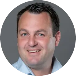 Portraitbild von Bossard Experte Simon Mahle im blauen Hemd