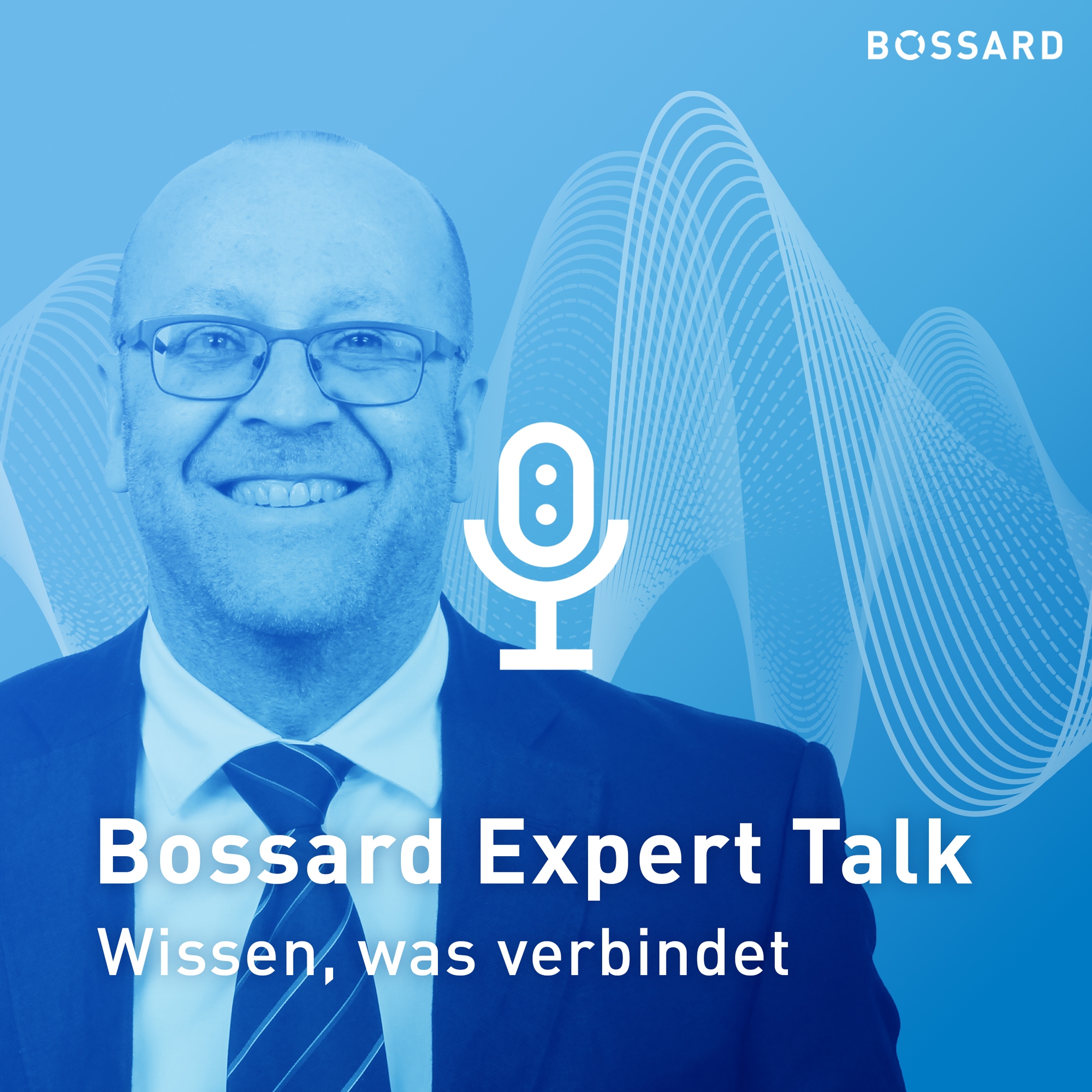 Blaugefärbtes Portrait von Walter Scharpf auf blauem Hintergrund. Weißes Mikrofon Icon im Zentrum, darunter Schrift „Bossard Expert Talk – Wissen, was verbindet“. Im Hintergrund Amplitude weiß.
