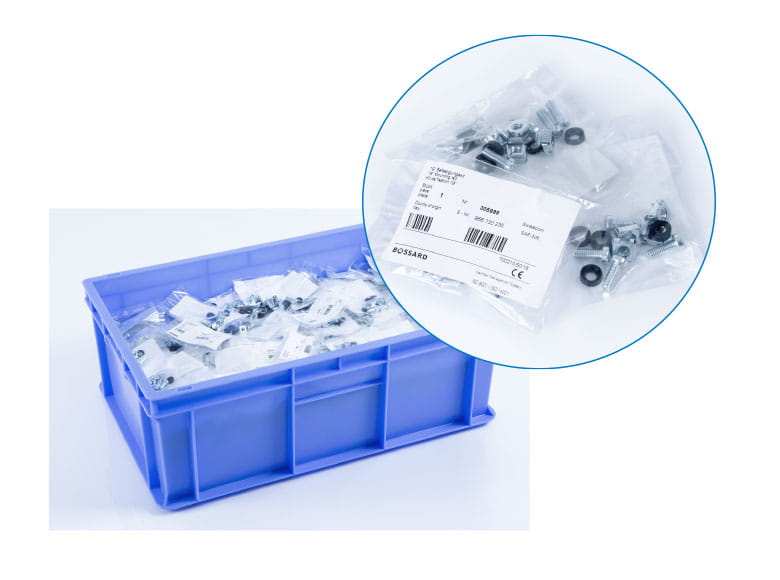 Une grande boîte en plastique bleue contenant différents ensembles de montage et kits d'accessoires