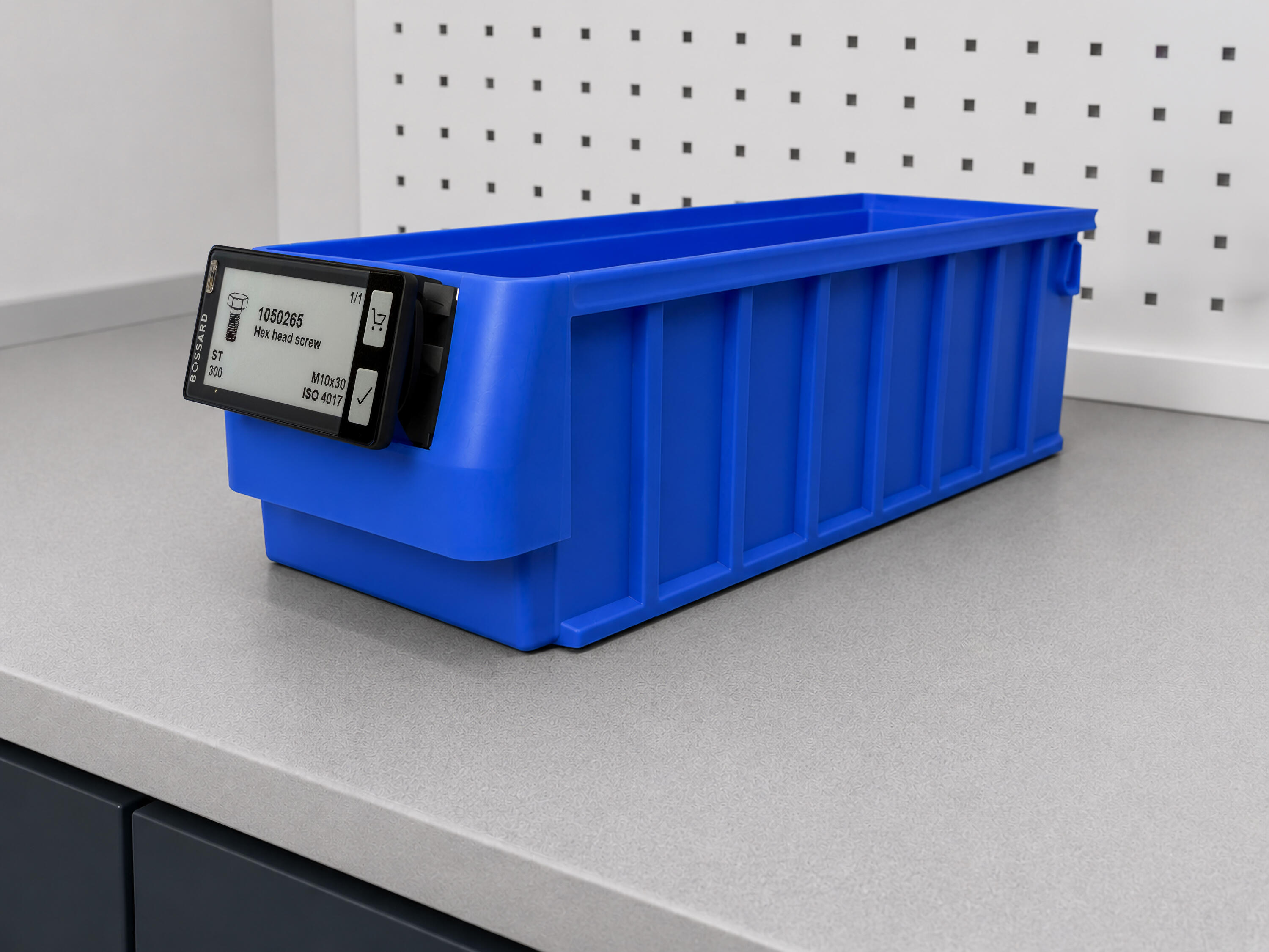 Bac de stockage en plastique bleu avec étiquette intelligente affichant les informations produit.